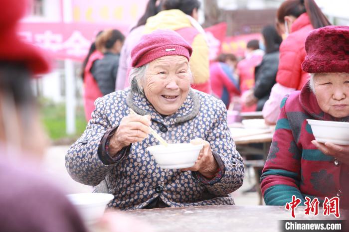 图为孝善敬老饺子宴活动现场。　钱源 朱忠广 摄