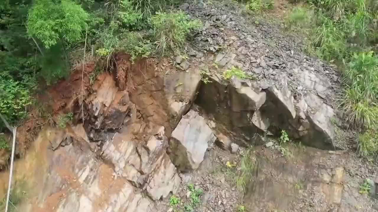 连日大雨 公路部门清除隐患保安全